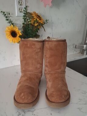 UGG Womens Chestnut Classic Short Suede Shearling Boots